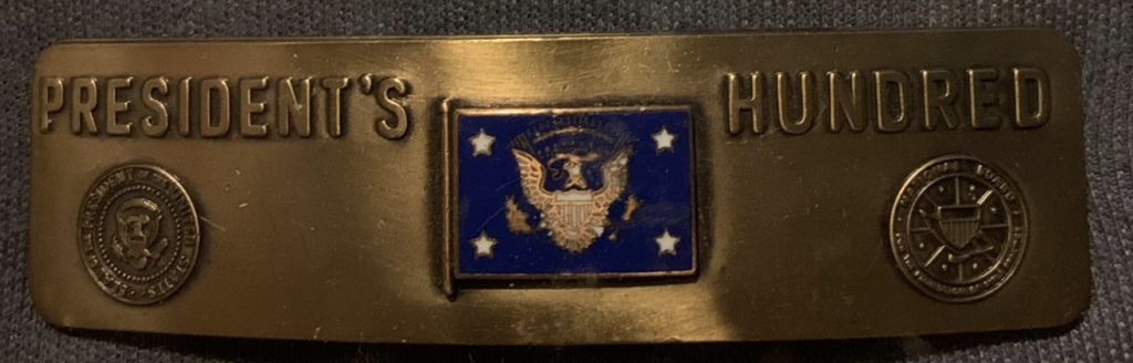 A photo of the President's Hundred shoulder badge.