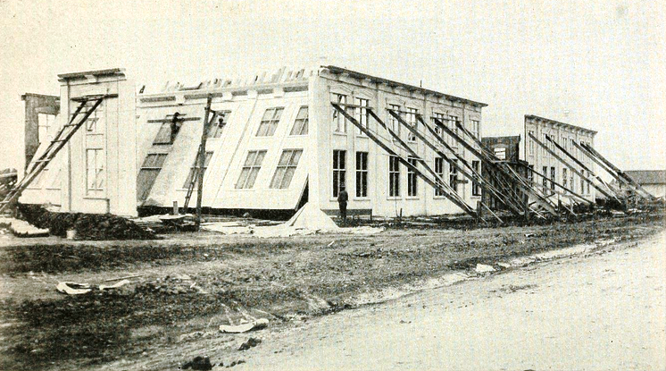 Perimeter walls going into place in 1909